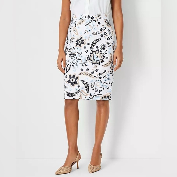 Ann Taylor Women’s White Black Blue Textured Cotton Floral Pencil Skirt Size 12 - Picture 1 of 10